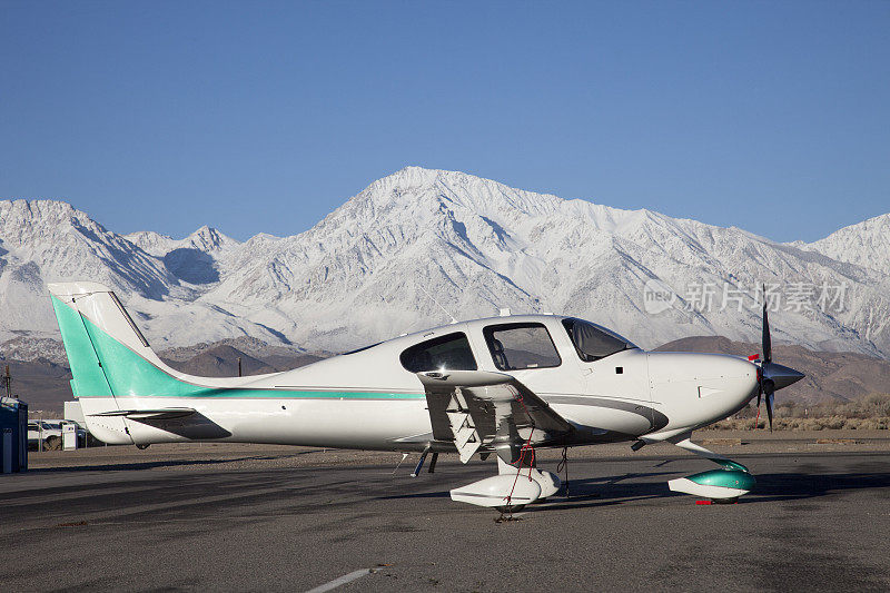 豪华私人飞机，Cirus SR 22练习起飞和降落。